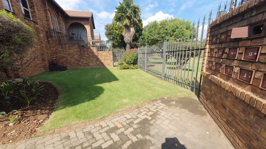 2 Bedroom Property for Sale in Verwoerdpark Gauteng