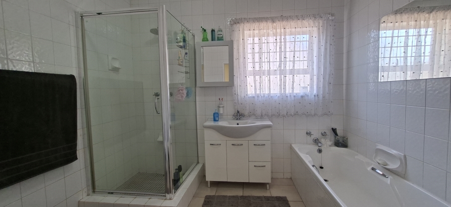 4 Bedroom Property for Sale in Rant En Dal Gauteng