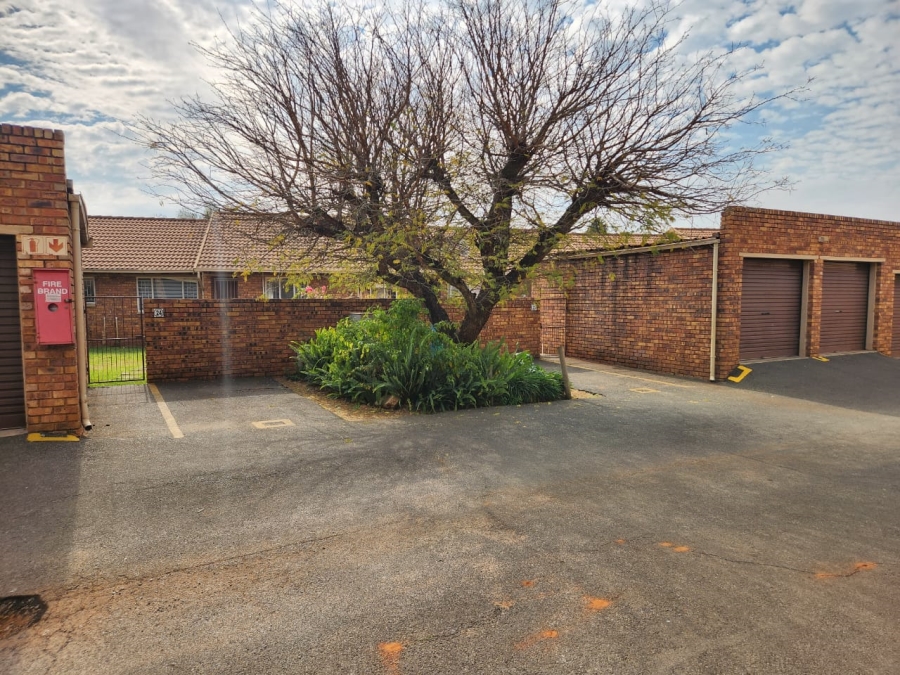 2 Bedroom Property for Sale in Restonvale A H Gauteng