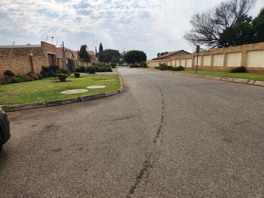 2 Bedroom Property for Sale in Restonvale A H Gauteng