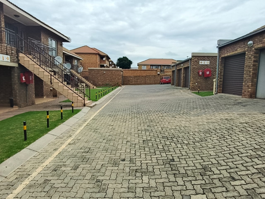 2 Bedroom Property for Sale in Birchleigh Gauteng