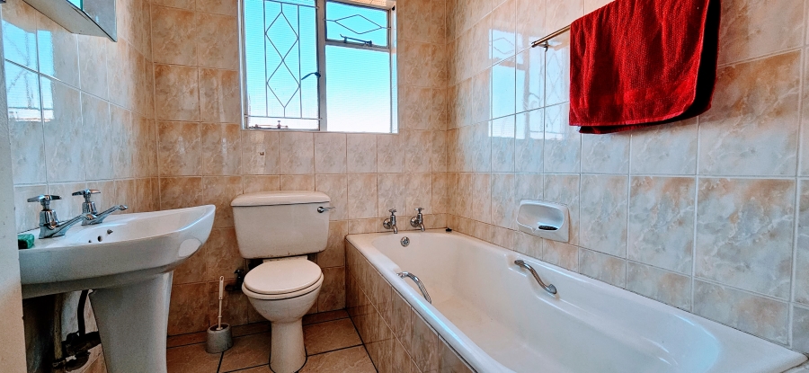 3 Bedroom Property for Sale in Three Rivers Proper Gauteng