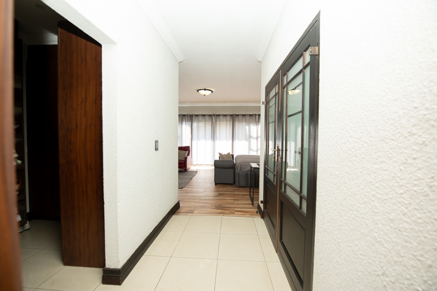 5 Bedroom Property for Sale in Ruimsig Gauteng