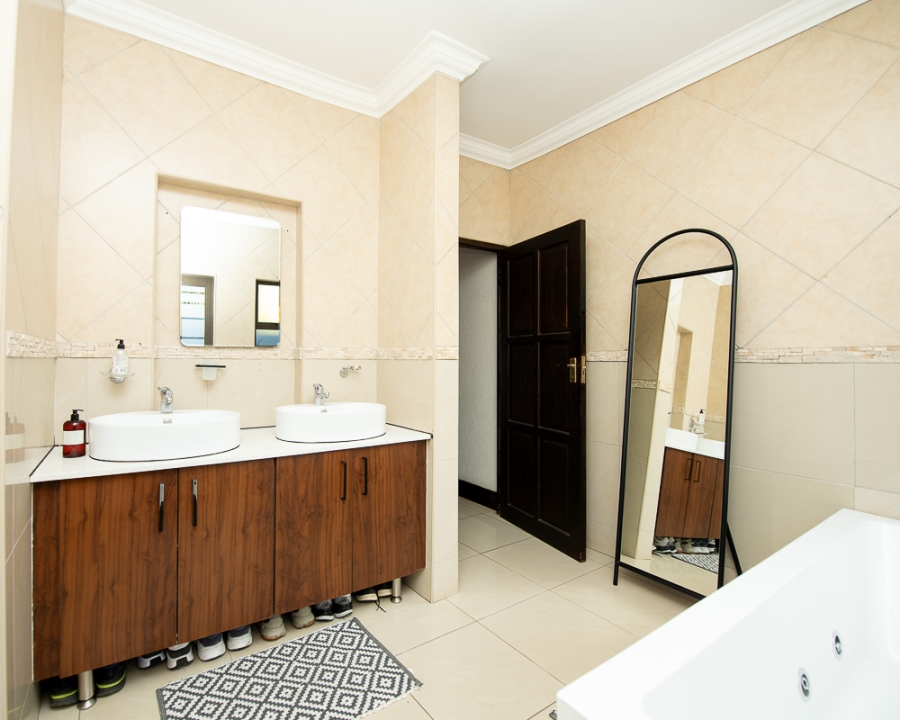 5 Bedroom Property for Sale in Ruimsig Gauteng