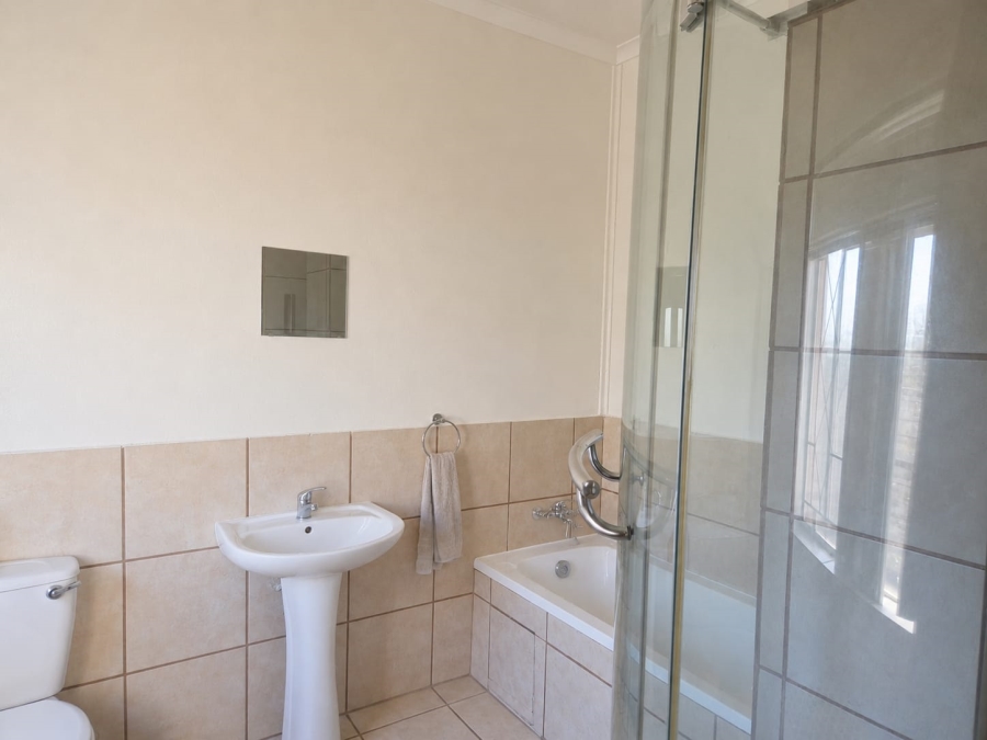 To Let 2 Bedroom Property for Rent in Helderkruin Gauteng