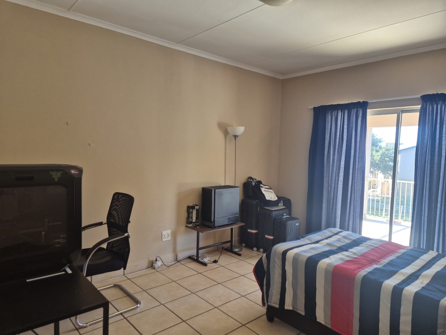 To Let 2 Bedroom Property for Rent in Helderkruin Gauteng