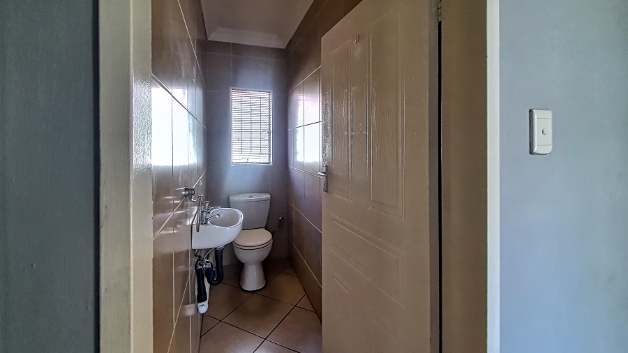 To Let Commercial Property for Rent in Wierda Park Gauteng