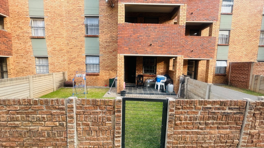 2 Bedroom Property for Sale in Olifantsvlei Gauteng
