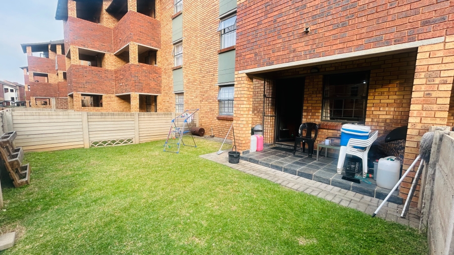 2 Bedroom Property for Sale in Olifantsvlei Gauteng