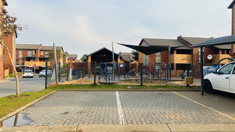 2 Bedroom Property for Sale in Olifantsvlei Gauteng