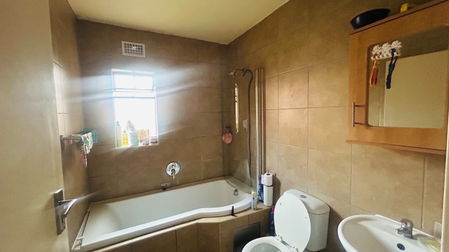 2 Bedroom Property for Sale in Olifantsvlei Gauteng