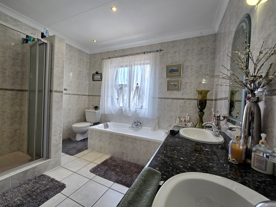 5 Bedroom Property for Sale in Meyersdal Gauteng