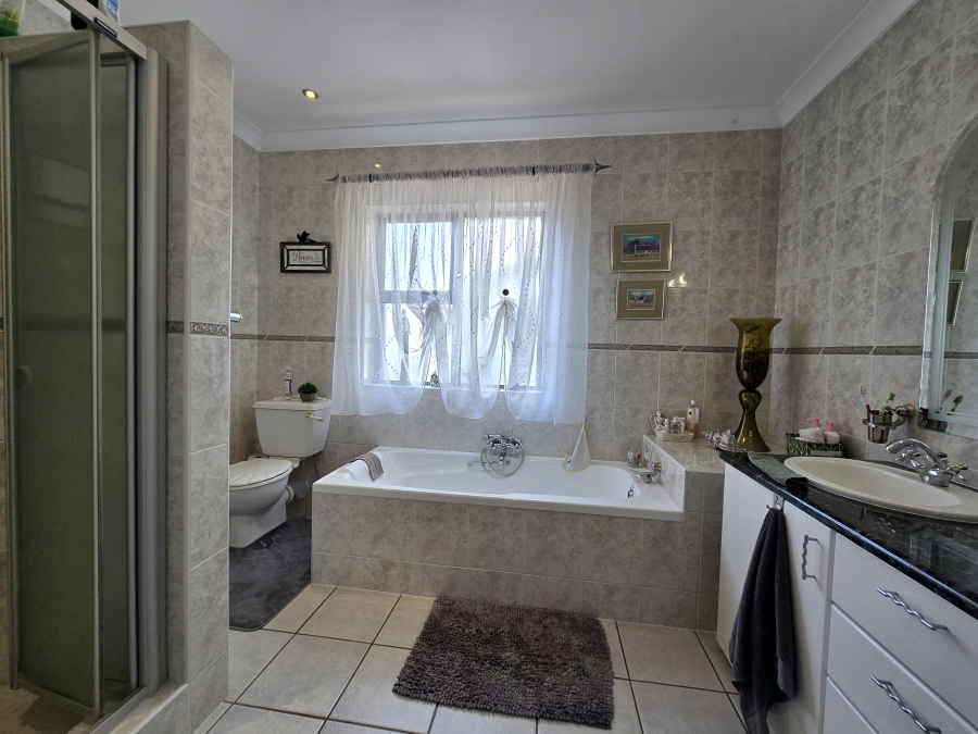 5 Bedroom Property for Sale in Meyersdal Gauteng
