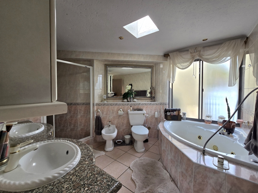 5 Bedroom Property for Sale in Meyersdal Gauteng