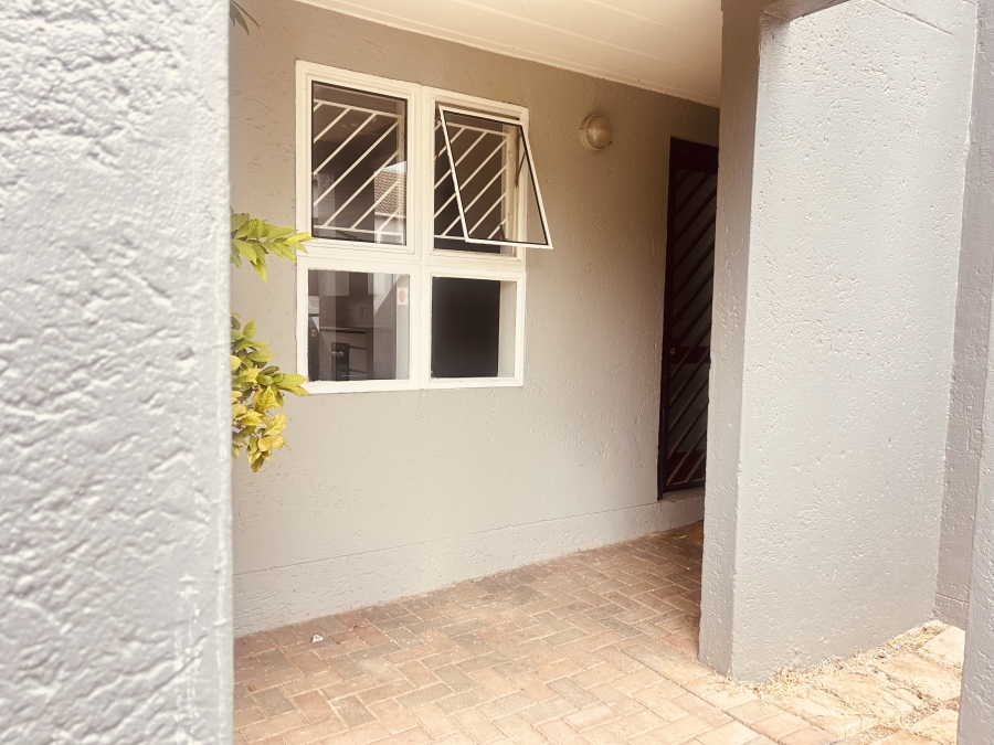 To Let 3 Bedroom Property for Rent in Magaliessig Gauteng