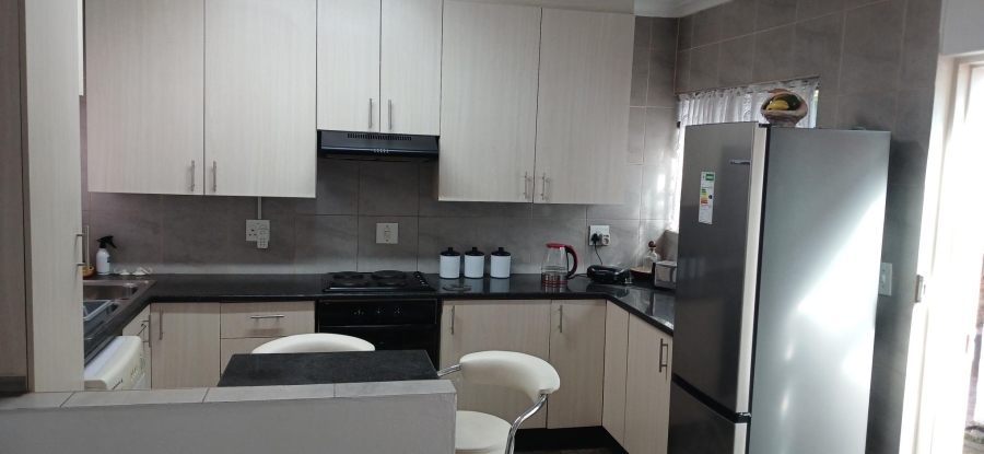 To Let 1 Bedroom Property for Rent in Hurlingham Manor Gauteng