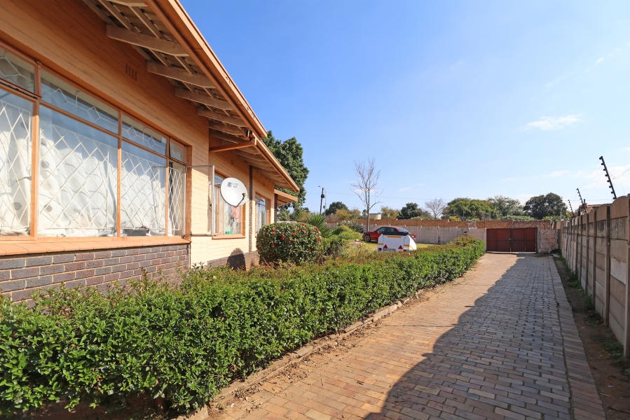 9 Bedroom Property for Sale in Kew Gauteng