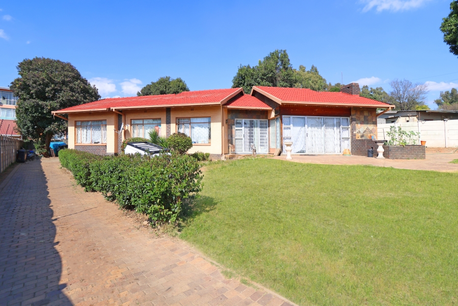 9 Bedroom Property for Sale in Kew Gauteng