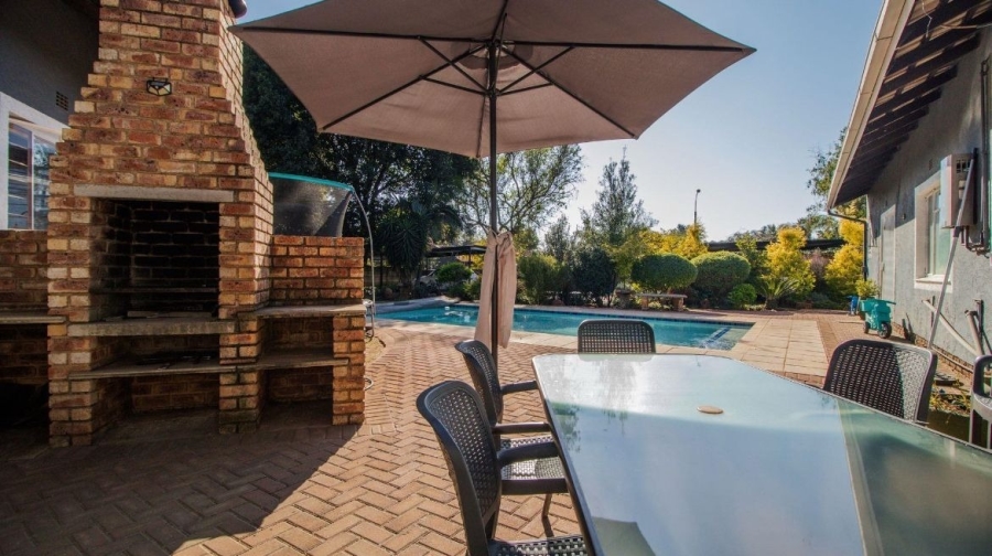 5 Bedroom Property for Sale in Glen Marais Gauteng