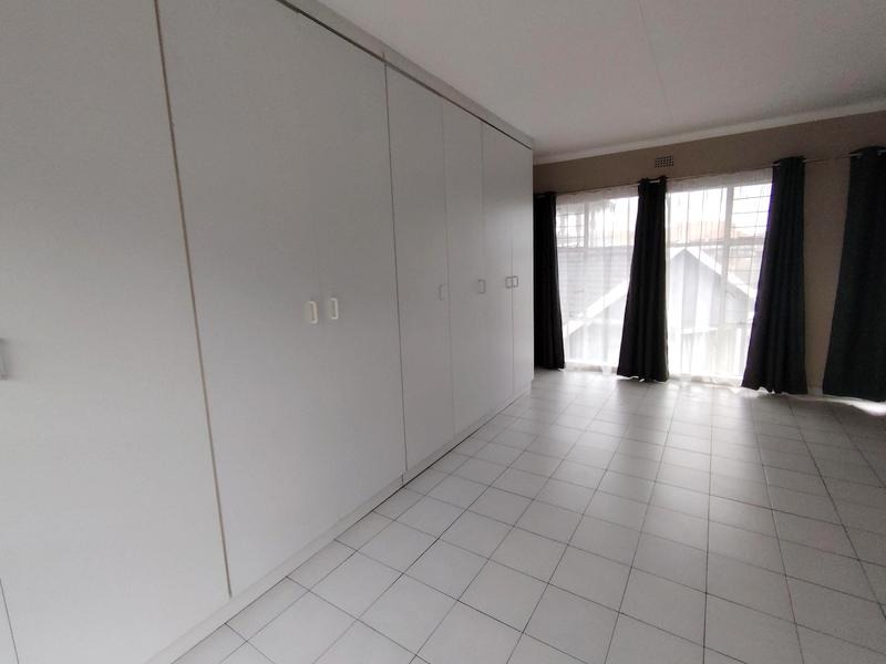 5 Bedroom Property for Sale in Glen Marais Gauteng