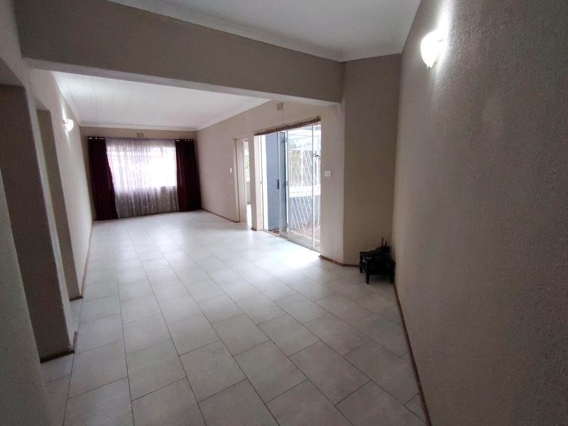 5 Bedroom Property for Sale in Glen Marais Gauteng