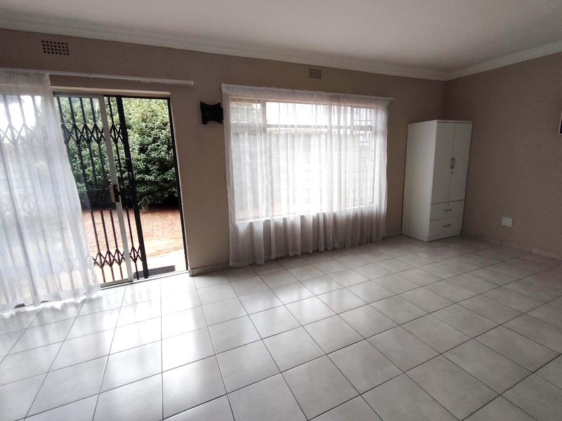 5 Bedroom Property for Sale in Glen Marais Gauteng