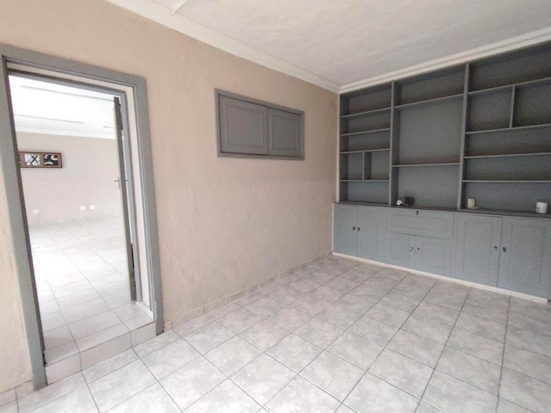 5 Bedroom Property for Sale in Glen Marais Gauteng