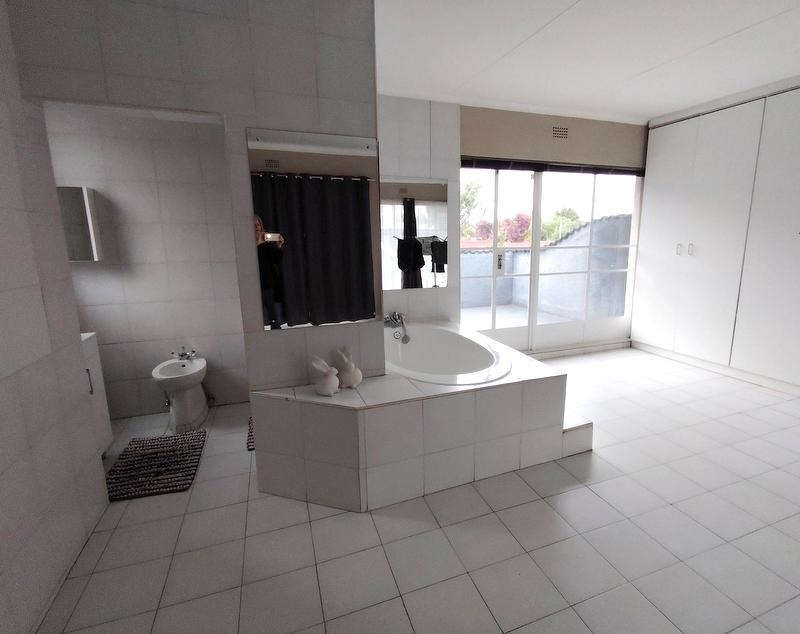 5 Bedroom Property for Sale in Glen Marais Gauteng