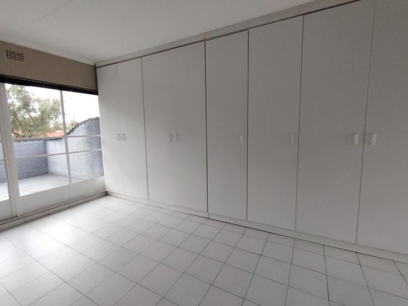 5 Bedroom Property for Sale in Glen Marais Gauteng