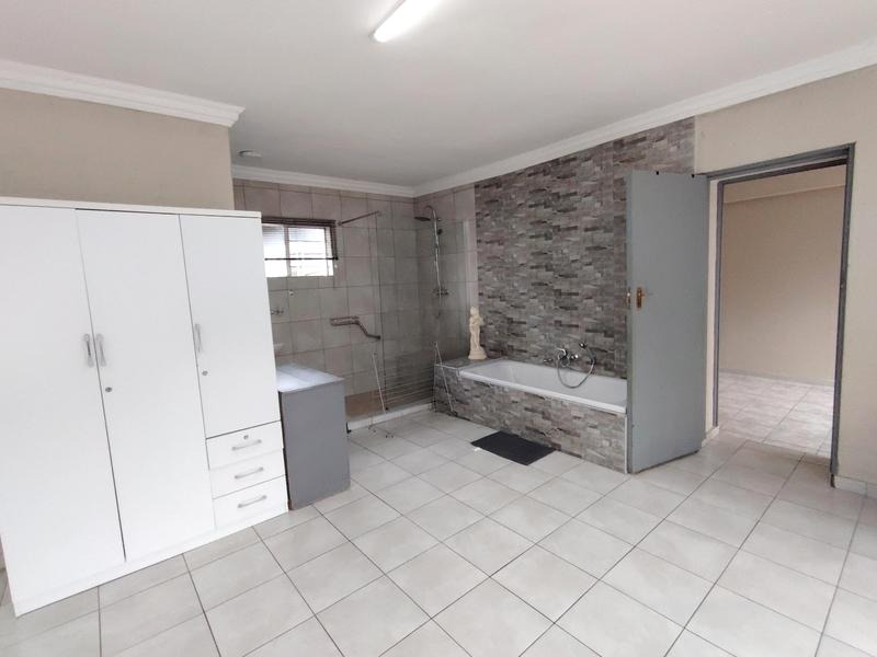 5 Bedroom Property for Sale in Glen Marais Gauteng