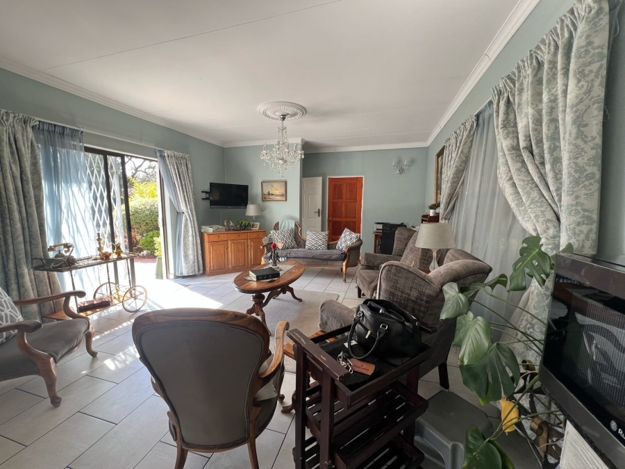 5 Bedroom Property for Sale in Glen Marais Gauteng