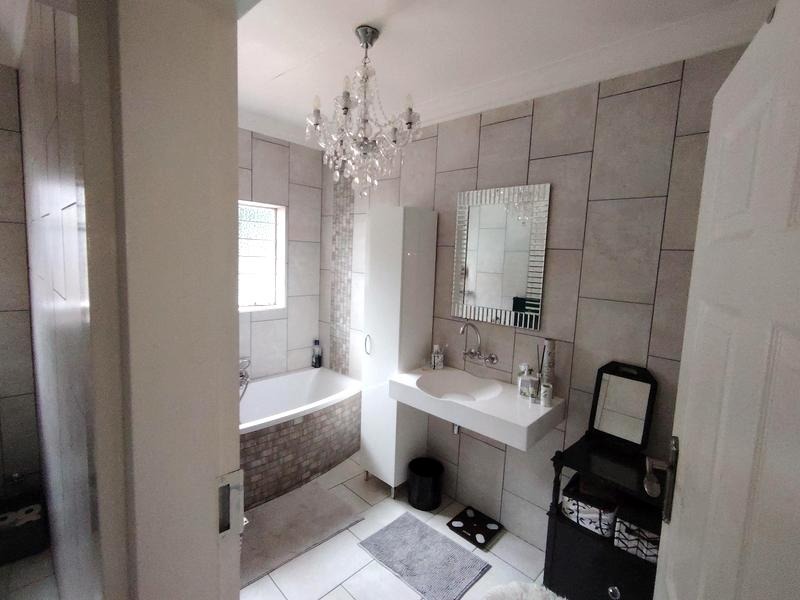 5 Bedroom Property for Sale in Glen Marais Gauteng