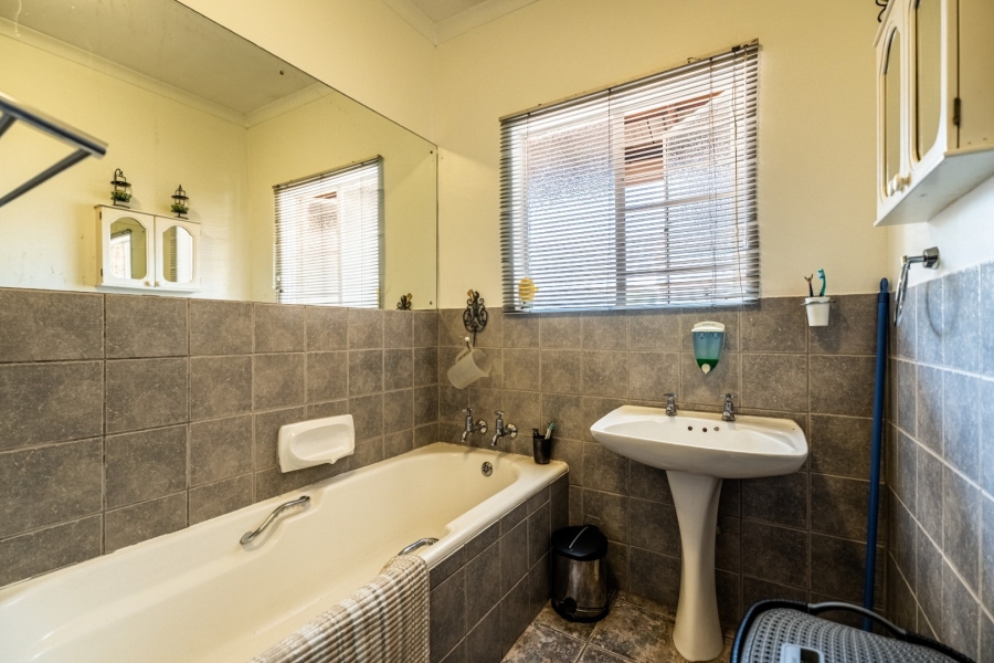 4 Bedroom Property for Sale in Eldoraigne Gauteng