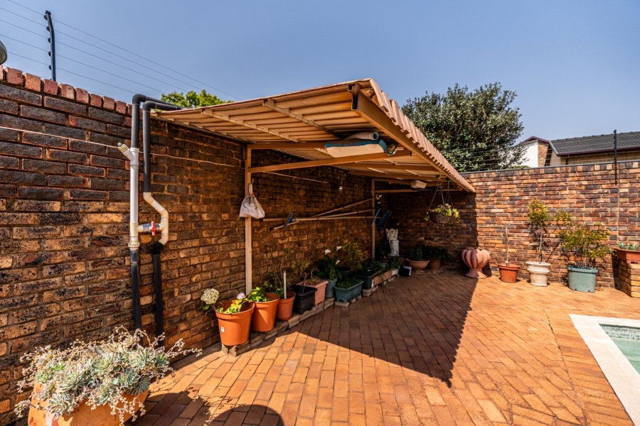 4 Bedroom Property for Sale in Eldoraigne Gauteng