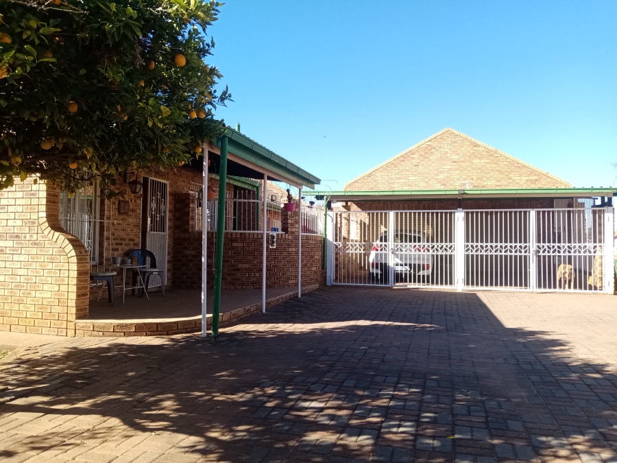 3 Bedroom Property for Sale in Bekkersdal Gauteng