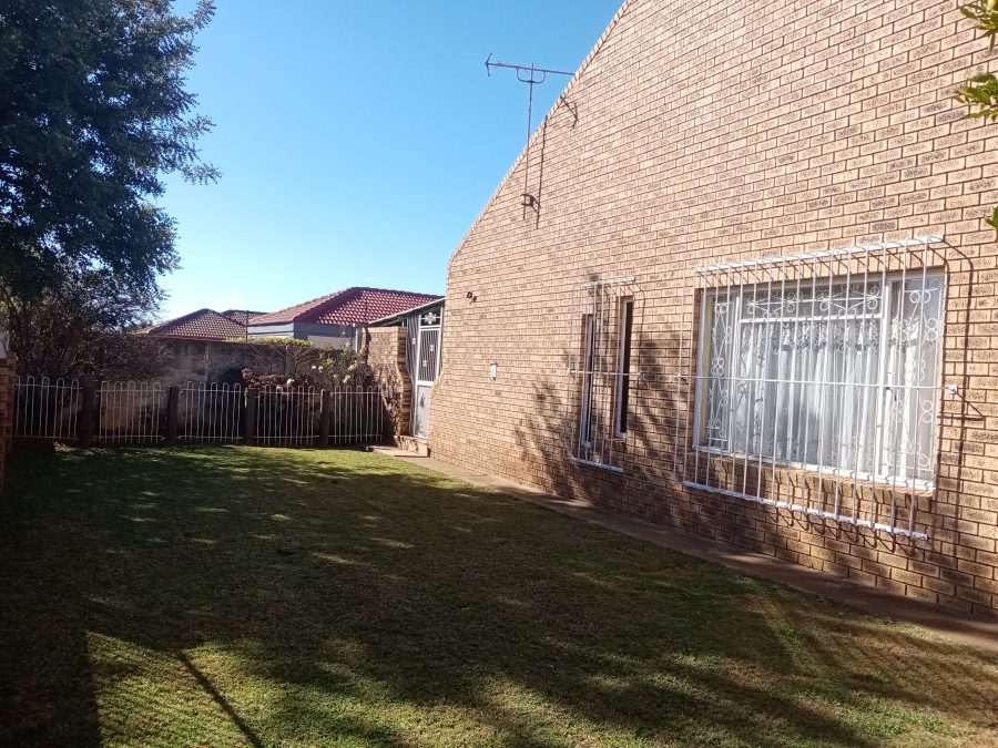 3 Bedroom Property for Sale in Bekkersdal Gauteng