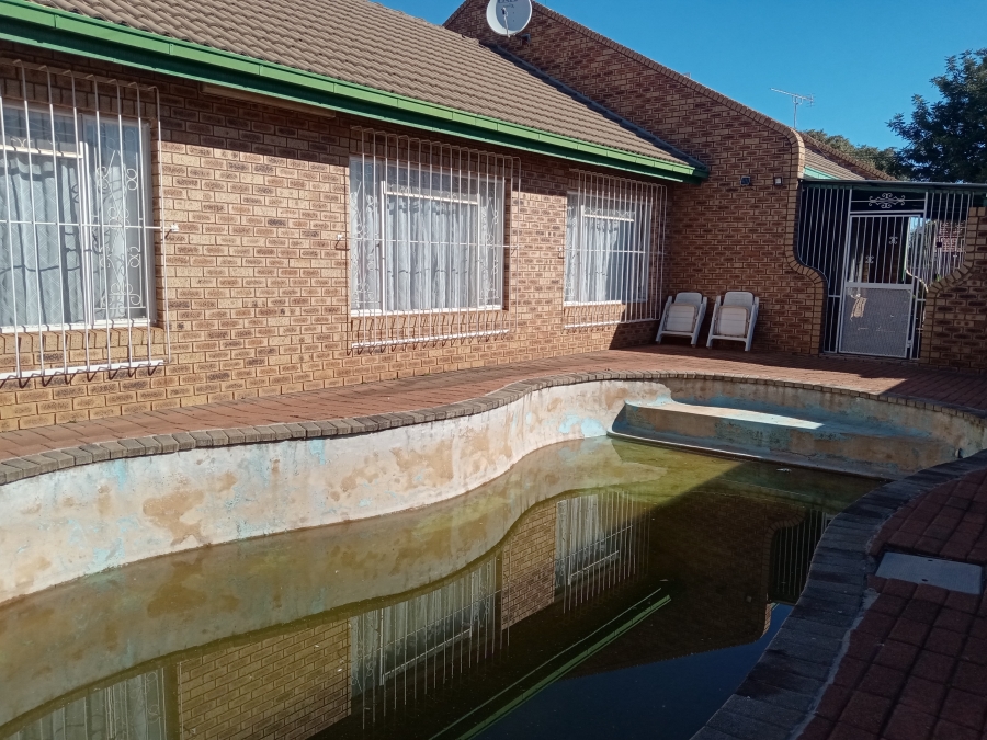 3 Bedroom Property for Sale in Bekkersdal Gauteng