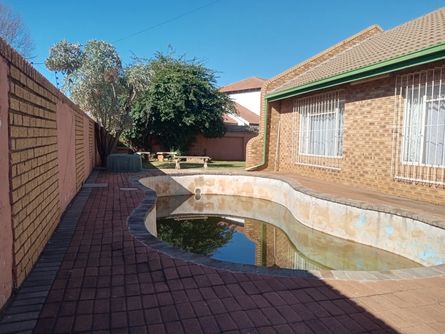 3 Bedroom Property for Sale in Bekkersdal Gauteng