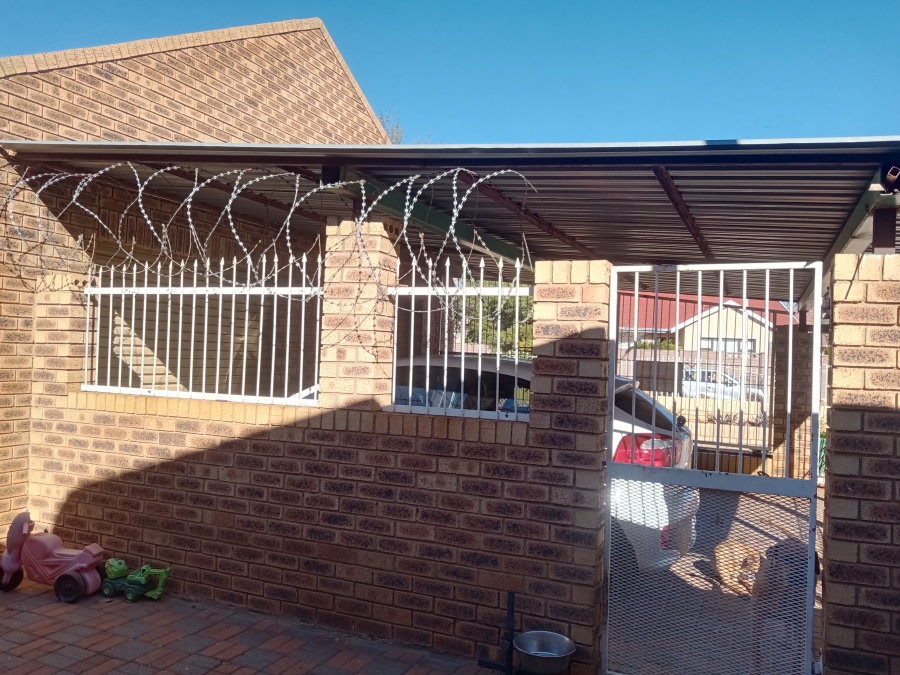 3 Bedroom Property for Sale in Bekkersdal Gauteng