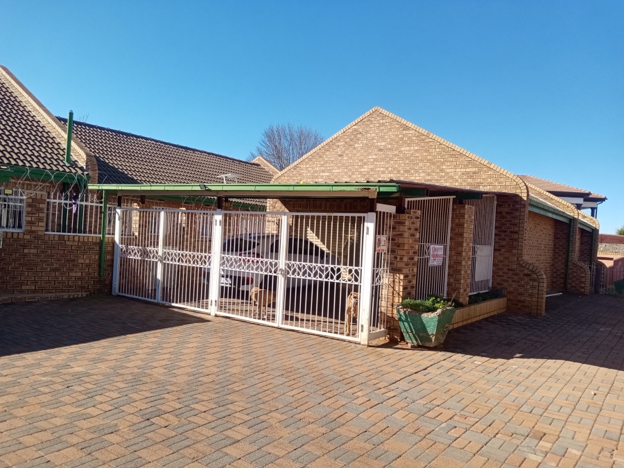 3 Bedroom Property for Sale in Bekkersdal Gauteng