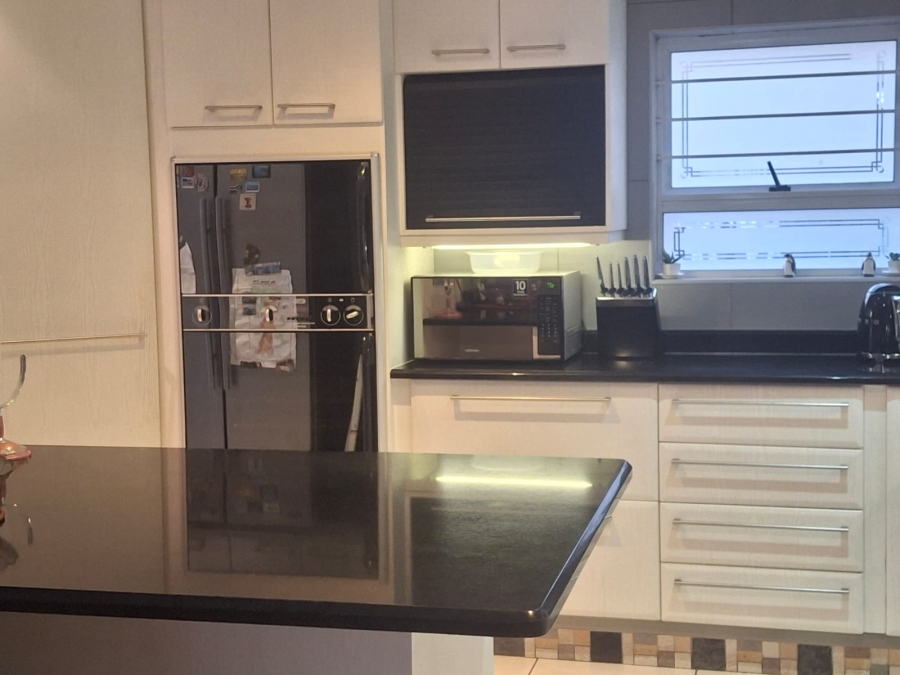 4 Bedroom Property for Sale in Greenstone Hill Gauteng
