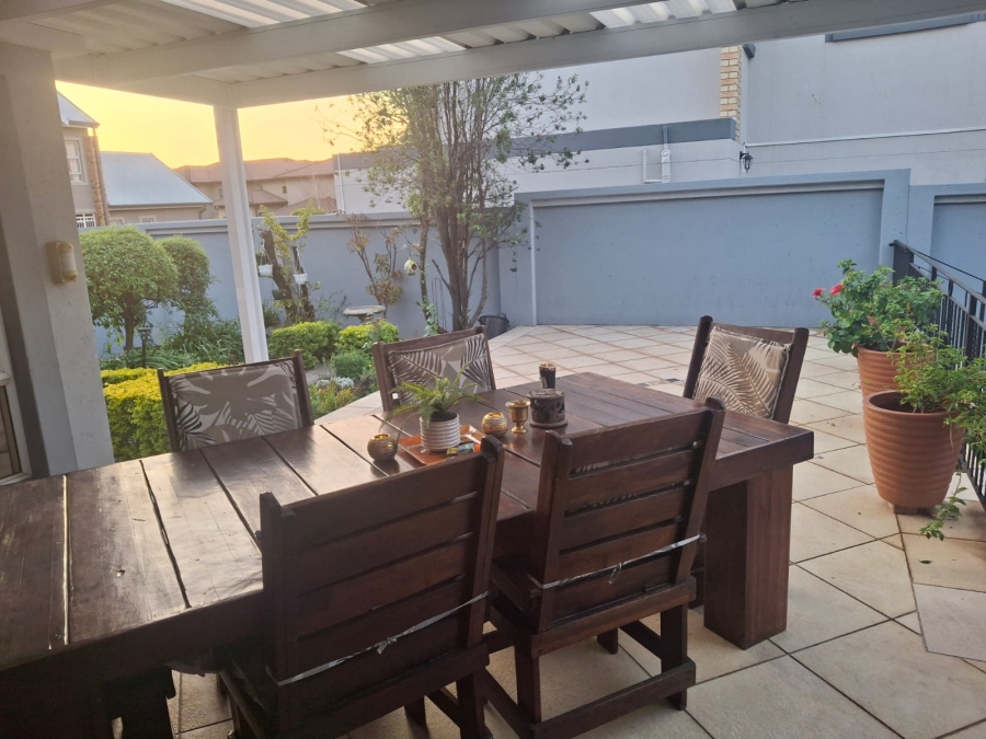 4 Bedroom Property for Sale in Greenstone Hill Gauteng