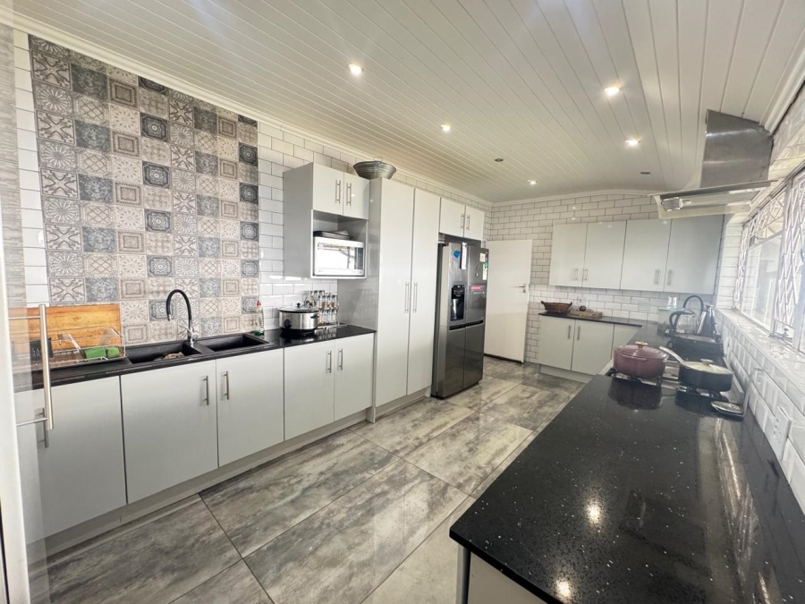 To Let 4 Bedroom Property for Rent in Waterkloof Ridge Gauteng