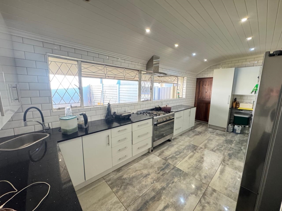 To Let 4 Bedroom Property for Rent in Waterkloof Ridge Gauteng