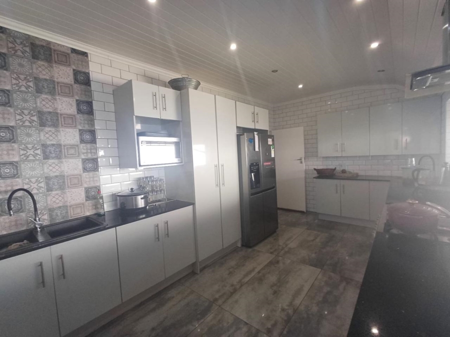 To Let 4 Bedroom Property for Rent in Waterkloof Ridge Gauteng
