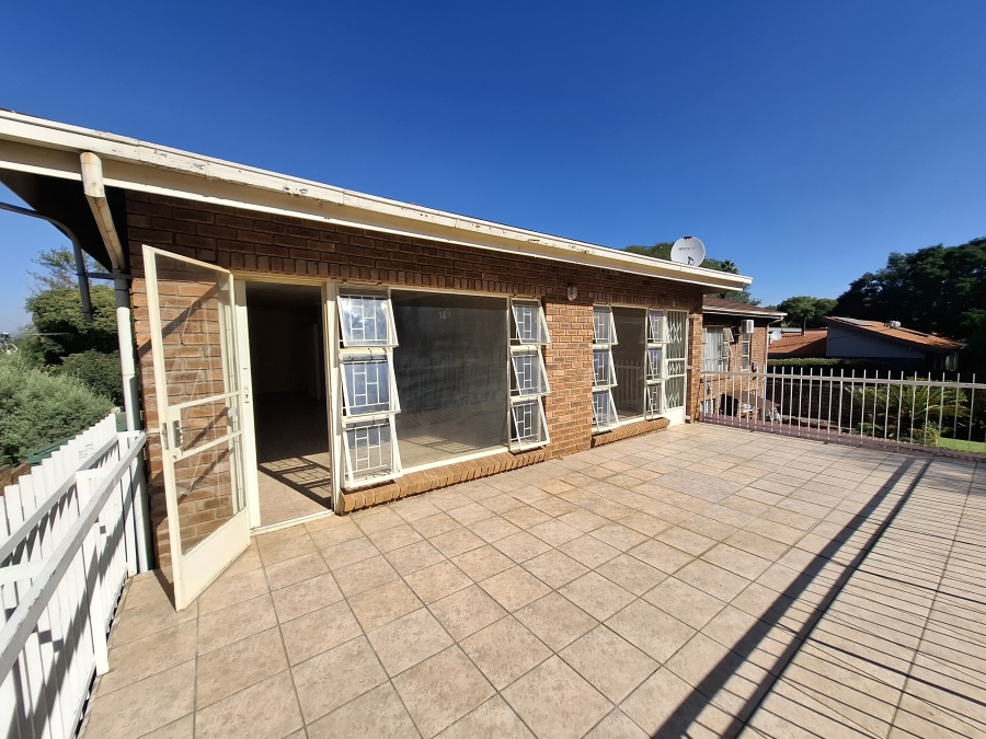 To Let 4 Bedroom Property for Rent in Waverley Gauteng