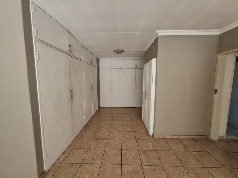 To Let 4 Bedroom Property for Rent in Waverley Gauteng