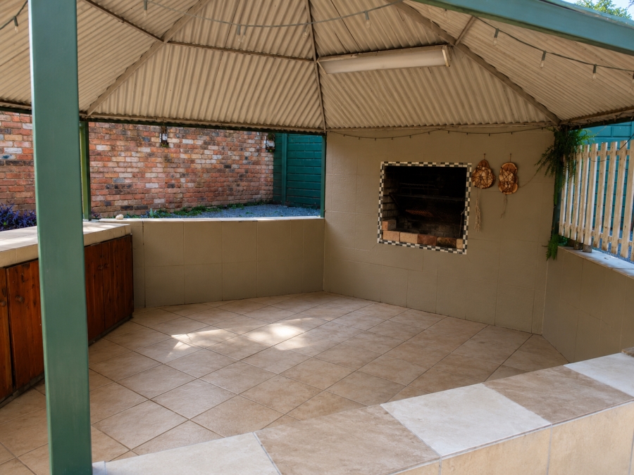 To Let 4 Bedroom Property for Rent in Waverley Gauteng