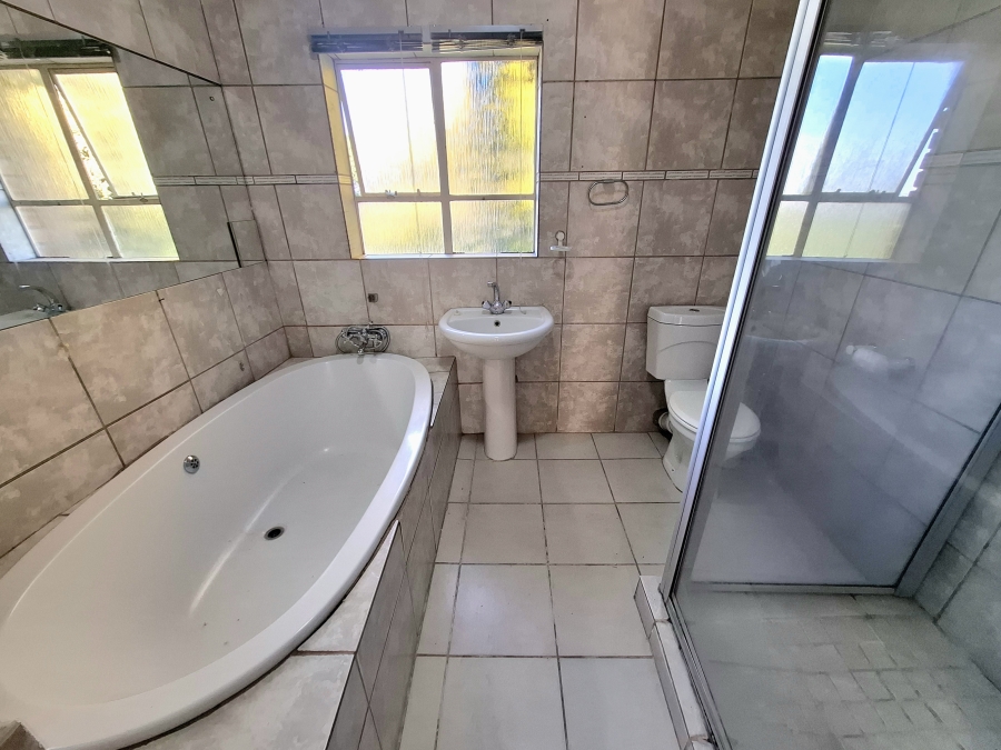 To Let 4 Bedroom Property for Rent in Waverley Gauteng