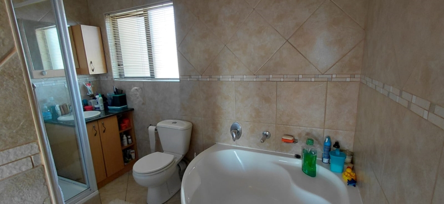 3 Bedroom Property for Sale in Sonneveld Gauteng